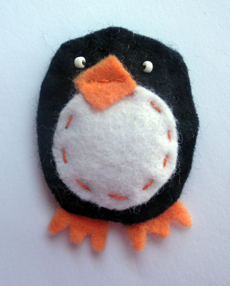 pinguino fieltro broche